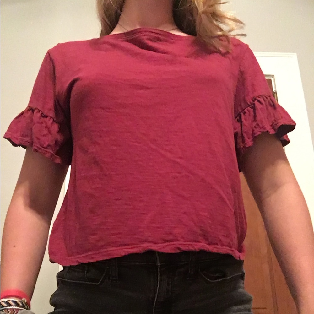 Red shirt sleeve shirt